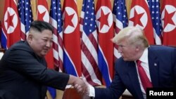 Tư liệu: Tổng thống Mỹ Donald Trump gặp gỡ lãnh tụ Triều Tiên Kim Jong Un tại khu phi quân sự ngăn cách hai miền Triều Tiên, ở Panmunjom, Hàn Quốc, ngày 30 tháng 6, 2019. 