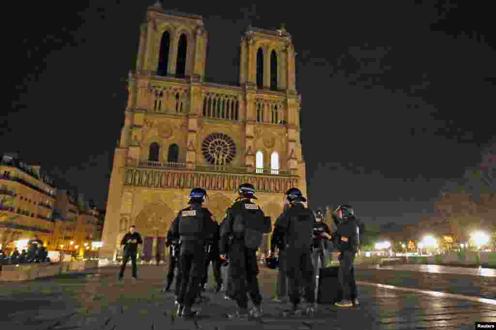 Cảnh sát tuần tra gần Nhà thờ Notre Dame sau một loạt các vụ tấn công chết người ở Paris.