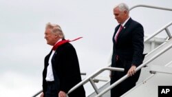 Tổng thống đắc cử Donald Trump (trái) và Phó Tổng thống đắc cử Mike Pence tại sân bay quốc tế Indianapolis, ngày 1/12/2016. 