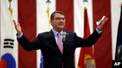 Bộ trưởng Quốc phòng Mỹ Ashton Carter nói chuyện trước các quân nhân Hoa Kỳ tại căn cứ không quân Osan ở Pyeongtaek, phía nam thủ đô Seoul, ngày 9/4/2015.