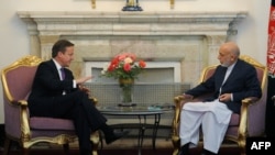 Thủ tướng Anh David Cameron hội đàm với Tổng thống Afghanistan Hamid Karzai tại Dinh Tổng thống ở Kabul, ngày 19/7/2012