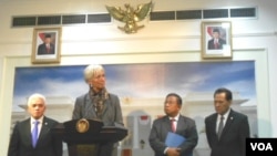 Bộ trưởng Kinh tế Indonesia Hatta Rajasa (Trái) và Giám đốc IMF Christine Lagarde trong cuộc họp báo ở Jakarta, ngày 7/9/2012