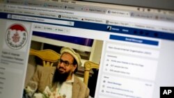 Hình chụp một trang Facebook đăng ảnh Hafiz Saeed, sáng lập viên của Lashkar-e-Taiba, người bị Ấn Độ truy lùng gắt gao nhất và bị Mỹ liệt vào danh sách khủng bố, ở Islamabad, Pakistan, ngày 7/7/2017. (AP Photo/B.K. Bangash)