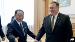 Ngoại trưởng Mỹ Mike Pompeo và nhà ngoại giao Triều Tiên Kim Yong Chol.