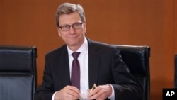 Ngoại trưởng Ðức Guido Westerwelle đã triệu đại sứ Anh đến để giải thích về tin tức được truyền thông Anh loan tải về hoạt động do thám