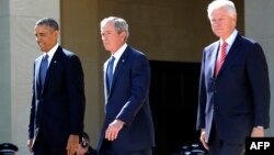 Từ trái qua phải: Cựu tổng thống Barack Obama, George W. Bush và Bill Clinton.