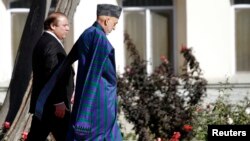 Tổng thống Afghanistan Hamid Karzai (phải) và Thủ tướng Pakistan Nawaz Sharif gặp nhau tại Kabul, 30/11/13