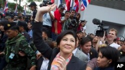 Thủ tướng Thái Lan Yingluck Shinawatra vẫy chào người ủng hộ tại Bangkok, ngày 7/5/2014.