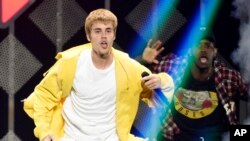 Justin Bieber trên sân khấu của Jingle Ball ở Los Angeles