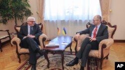 Thủ tướng Ukraine Yatsenyuk (phải) và Ngoại trưởng Đức Steinmeier hội đàm ở Kyiv, Ukraine, 22/3/14