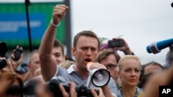 Lãnh tụ đối lập Nga Alexei Navalny nói chuyện với người ủng hộ và các nhà báo khi ông đến nhà ga ở Moscow, ngày 20/7/2013.