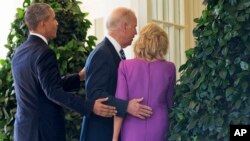 Tổng thống Barack Obama cùng đi với Phó Tổng thống Joe Biden và vợ, bà Jill Biden, khi họ rời khỏi Vườn Hồng của Nhà Trắng sau khi ông Biden tuyên bố sẽ không ra tranh cử đề cử tổng thống, Washington, DC, ngày 21/10/2015.