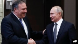 Tổng thống Nga Vladimir Putin (phải) bắt tay với Ngoại trưởng Hoa Kỳ Mike Pompeo trước khi bắt đầu cuộc họp ở Sochi, Nga, vào ngày 14/5/2019.