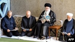 Lãnh tụ tối cao Iran Ayatollah Ali Khamenei (thứ 2, phải), Tổng thống Masoud Pezeshkian (trái), Chủ tịch Quốc hội Mohammad Bagher Ghalibaf (thứ 2, trái) và Chánh án Tòa án Mohsen Ejeie (phải) trong buổi cầu nguyện trưa 4/10/2024 tại một nhà thờ Hồi giáo ở Tehran.