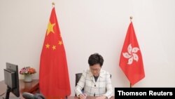 Trưởng quan Hành chánh Hong Kong Carrie Lam ký công bố Luật An ninh Quốc gia.