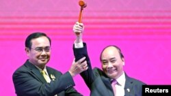 Thủ tướng Thái Lan Prayuth Chan-Ocha trao búa Chủ tịch ASEAN cho Thủ Tướng Việt Nam Nguyễn Xuân Phúc tại Lễ Bế mạc Hội nghị cấp cao ASEAN lần thứ 35 ở Bangkok, Thái Lan, ngày 4/11/2019.