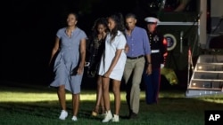 Tổng thống Barack Obama cùng gia đình trở về Nhà Trắng sau kỳ nghỉ 16 ngày ở Martha's Vineyard, ngày 21/8/2016.