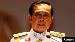 Tướng Prayuth Chan-ocha xuất hiện trước đại thính đường của quân đội tiếp theo sau sự ban hành của sắc lệnh của Quốc vương chỉ định ông làm 'người đứng đầu Hội đồng Hòa bình và Trật tự Quốc gia để điều hành việc nước'.