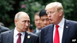 Tổng thống Mỹ Donald Trump và Tổng thống Nga Vladimir Putin trò chuyện tại Hội nghị Thượng đỉnh APEC ở Đà Nẵng, ngày 11 tháng 10, 2017. 