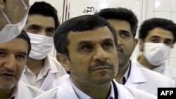 Hình ảnh trên truyền hình Iran ngày 15/2/2012 cho thấy Tổng thống Mahmoud Ahmadinejad bên trong một trung tâm nghiên cứu hạt nhân của Iran