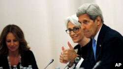 Ngoại trưởng Hoa Kỳ John Kerry (phải) trong cuộc đàm phán với các ngoại trưởng của 6 cường quốc tại Vienna, Áo, hôm 10/7/2015.