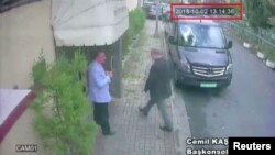 Hình ảnh từ camera an ninh cho thấy nhà báo Jamal Khashoggi đi vào lãnh sự quán Ả Rập Xê Út ở Istanbul, Thổ Nhĩ Kì, ngày 2 tháng 10, 2018.