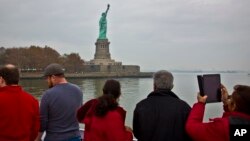 Tư liệu - Du khách tới thăm Tượng Nữ Thần Tự do ở New York, 5/11/2015. 