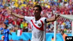 Cầu thủ Bryan Ruiz ăn mừng sau khi ghi bàn thắng cho đội Costa Rica trong trận đấu bảng D với Italia tại sân vận động Pernambuco ở Recife, Brazil, 20/6/2014 