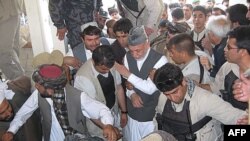 Tổng Thống Afghanistan Hamid Karzai trong buổi lễ mai táng người em trai, ông Ahmad Wali Karzai, ở thị trấn Dand trong tỉnh Kandahar, ngày 13/7/2011