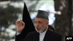 Tổng thống Karzai nói chuyện trong một cuộc họp báo tại dinh Tổng thống ở Kabul