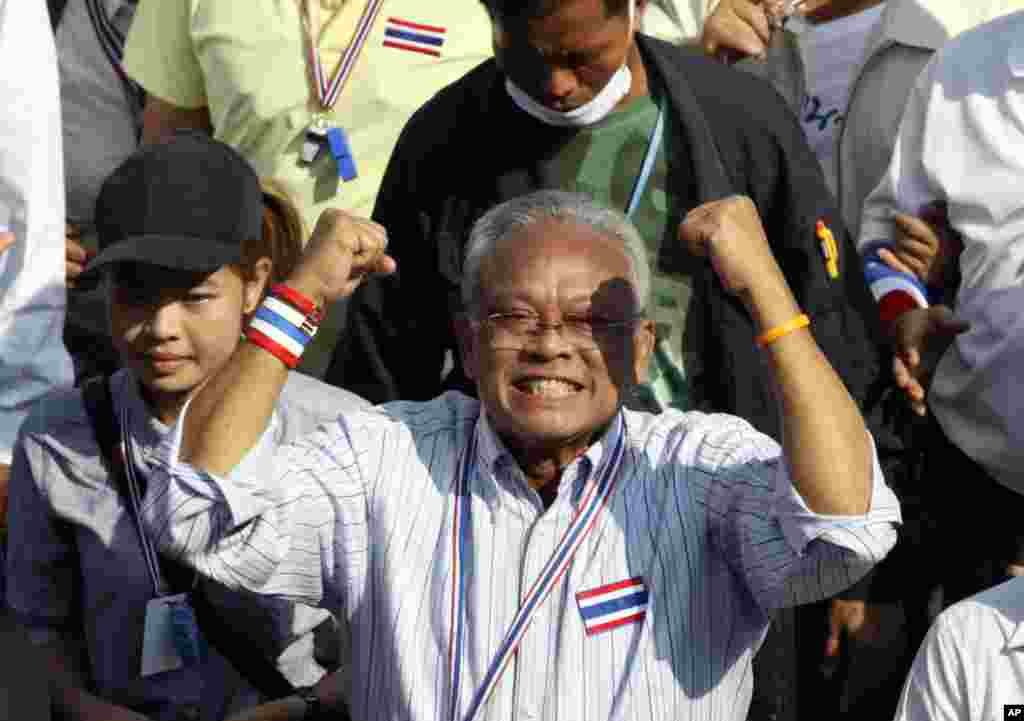 Ông Suthep Thaugsuban, người lãnh đạo cuộc biểu tình chống chính phủ Thái Lan, tuần hành trong thủ đô Bangkok, Thái Lan, cùng với những người ủng hộ ông, 22/12/13