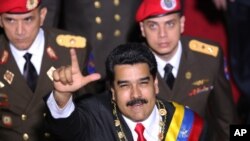 Tổng thống Venezuela Nicolas Maduro đã mạnh mẽ chỉ trích các lệnh hạn chế này.