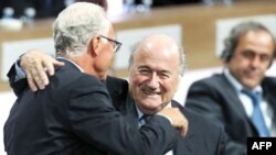 Ông Joseph Blatter choàng vai huyền thoại bóng đá Ðức Franz Beckenbauer (trái) trong niềm vui đắc cử chủ tịch FIFA, ngày 1 tháng 6, 2011