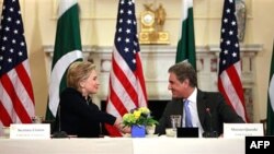 Ngoại trưởng Hoa Kỳ Hillary Clinton (trái) hội đàm với Ngoại trưởng Pakistan Shah Medmood Qureshi tại Washington