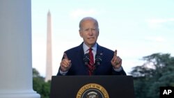 Prezidan Joe Biden pale ak nasyon an depi balkon Sal Ble Lamezonblanch la, 1 Out, 2022, nan Washington. 