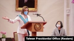 Chủ tịch Hạ viện Hoa Kỳ Nancy Pelosi phát biểu tại cuộc họp với Tổng thống Đài Loan Thái Anh Văn tại văn phòng tổng thống ở Đài Bắc, Đài Loan ngày 3 tháng 8 năm 2022.