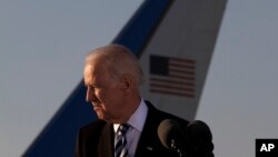 Phó Tổng thống Joe Biden rời khỏi một cuộc họp báo sau khi đến sân bay quốc tế Larnaca, Cộng hòa Síp, 21/5/2014.