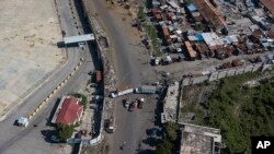 Foto Achiv: Kamyon gang yo bloke akse ak teminal petwol Varreux a nan Potoprens, Ayiti. 