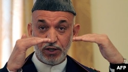 Tổng thống Karzai và các cố vấn của ông thường xuyên lên án cơ quan tình báo Pakistan ISI là hậu thuẫn cho phe nổi dậy Taliban ở Afghanistan.