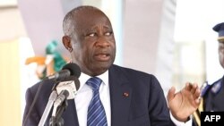 Nhà lãnh đạo của Côte D'Ivoire Laurent Gbagbo đang cố kháng cự lại một cuộc tấn công quân sự của phe đối lập
s incumbent