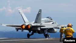 Chiến đấu cơ của Hải quân Mỹ F / A-18 Hornet cất cánh từ tàu sân bay USS Nimitz để thực hiện các cuộc tuần tra tại Biển Đông, ngày 23 Tháng 5, 2013.