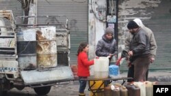 Người dân Syria mua nhiên liệu trên một đường phố ở thành phố Idlib ngày 30/12/2016. 