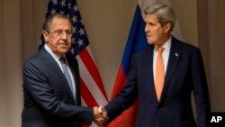 Ngoại trưởng Mỹ John Kerry bắt tay Ngoại trưởng Nga Sergey Lavrov trước cuộc họp về Syria tại Zurich, Thụy Sĩ, ngày 20/1/2016.