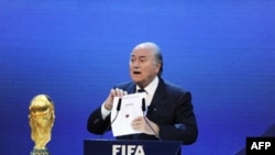 Chủ tịch Sepp Blatter của FIFA công bố quốc gia được trao quyền đăng cai World Cup 2018 và 2022 tại bản doanh của FIFA ở Zurich, Thụy Sĩ, ngày 02 tháng 12, 2010