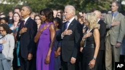 Tổng thống Obama, Ðệ nhất phu nhân Michelle, Phó Tổng thống Joe Biden, và phu nhân Jill Biden cử hành phút mặc niệm tại Tòa Bạch Ốc, ngày 11/9/2013, 12 năm sau vụ tấn công khủng bố giết chết gần 3000 người.