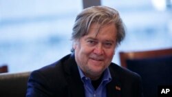 Ông Steve Bannon từng điều hành một trang mạng có lập trường cực hữu, cổ vũ các lập trường của thành phần theo chủ nghĩa độc tôn da trắng, và miệt thị các nhóm thiểu số.