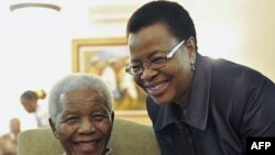 Cựu Tổng thống Nam Phi Nelson Mandela và phu nhân Graca Machel tại tư gia ở Johannesburg, (ảnh tư liệu ngày 16 tháng 5, 2011)