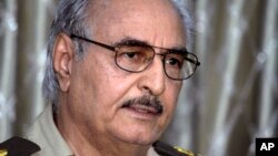 Tướng Khalifa Haftar phát biểu tại một cuộc họp báo ở Benghazi, Libya, 17/5/2014. 