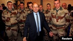 Bộ trưởng Quốc phòng Pháp Jean-Yves Le Drian thăm binh sĩ Pháp khi họ sắp khởi hành đi Mali