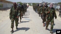 Thành viên của nhóm al-Shabab tuần tra một khu vực ngoại ô Mogadishu